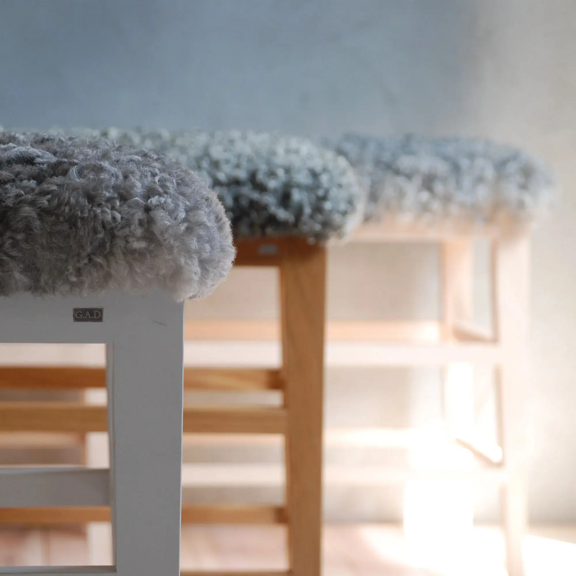Detalj av Fårö bänk i massivt ek och björk med lammskinn